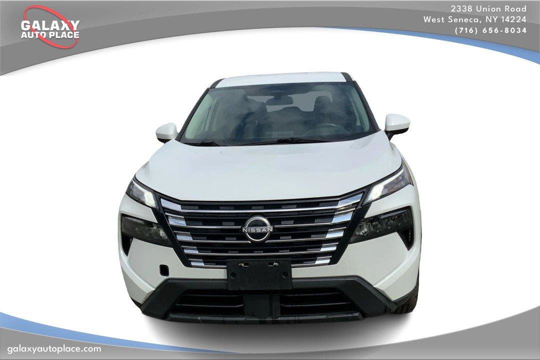Used 2025 Nissan Rogue SV AWD/4WD image 2