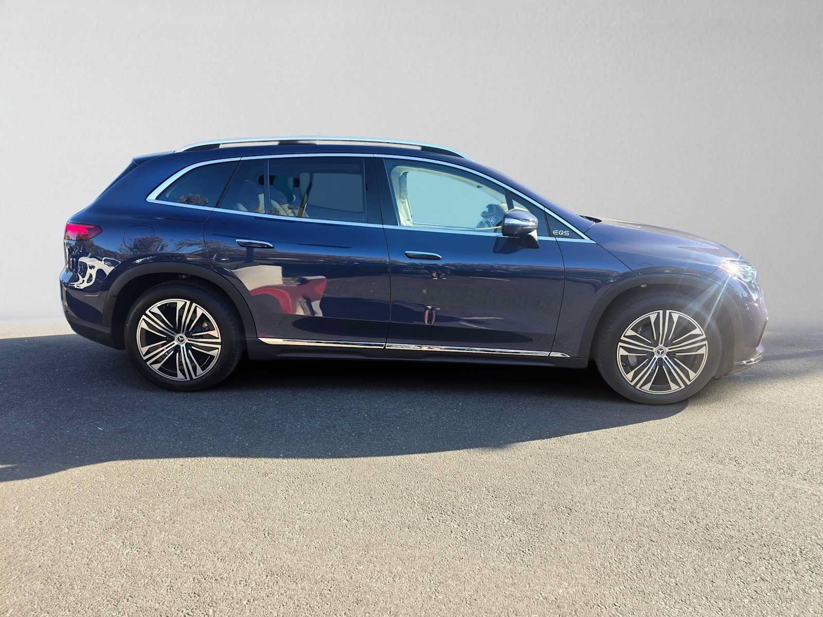New 2027 Mercedes-Benz EQS 400 4MATIC SUV image 2
