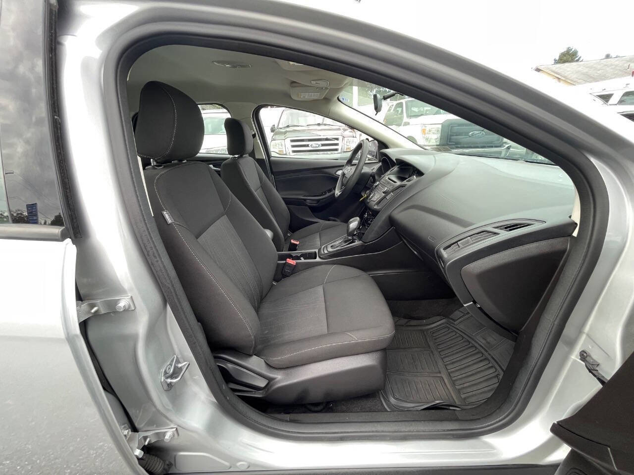 Used 2017 Ford Focus SE image 27