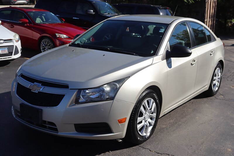 Used 2013 Chevrolet Cruze LS FWD image 3