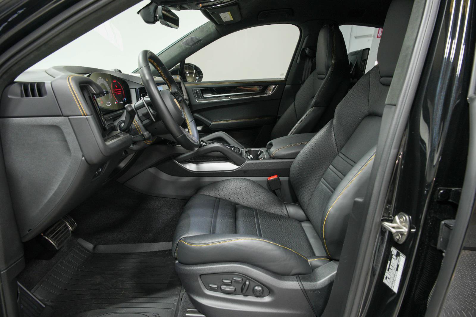 Used 2024 Porsche Cayenne Turbo GT AWD/4WD image 98