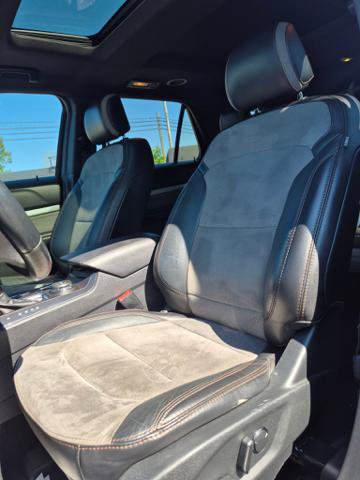 Used 2017 Ford Explorer XLT w/ XLT Appearance Package AWD/4WD image 11