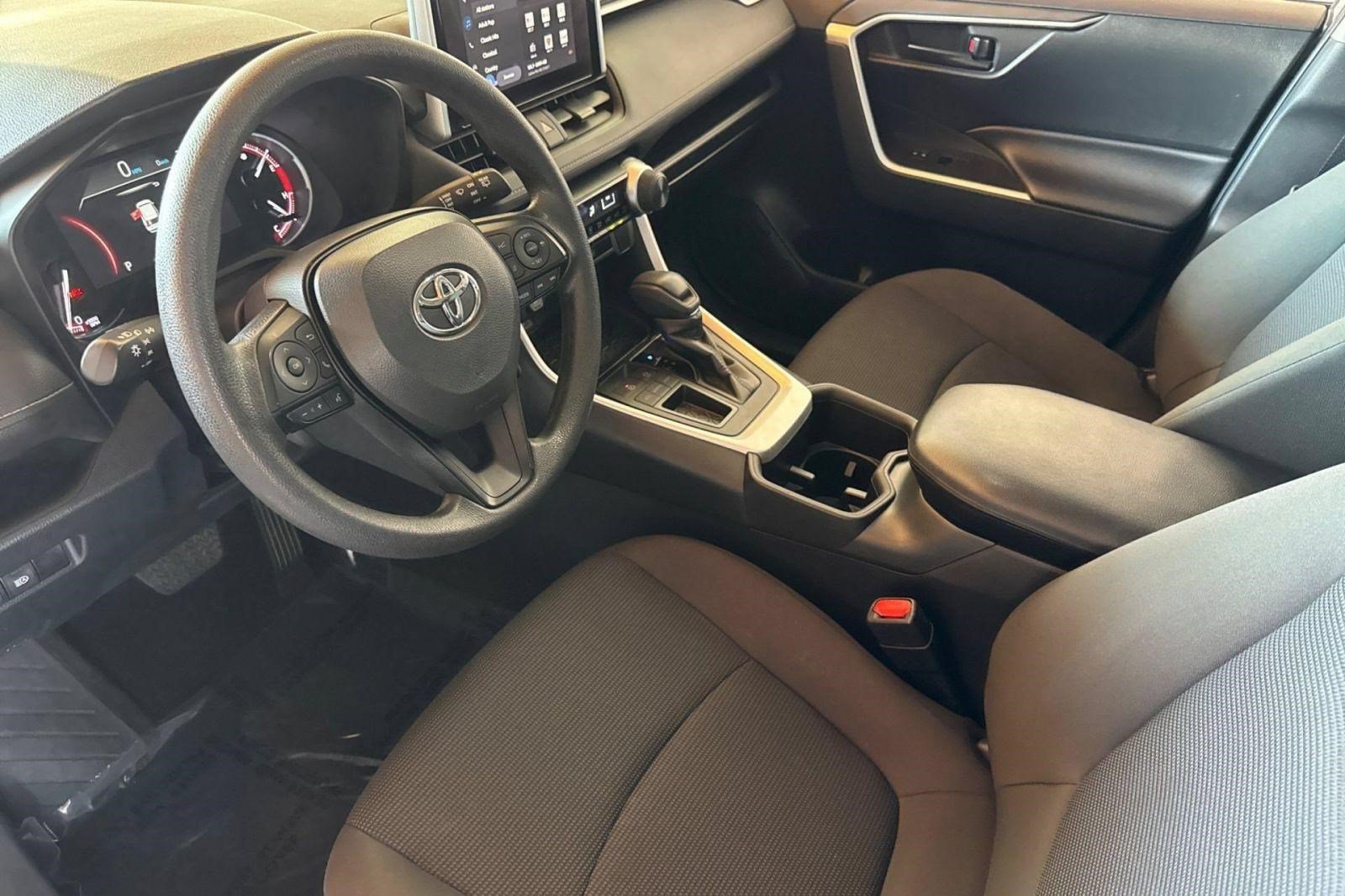 Used 2023 Toyota RAV4 LE FWD image 4