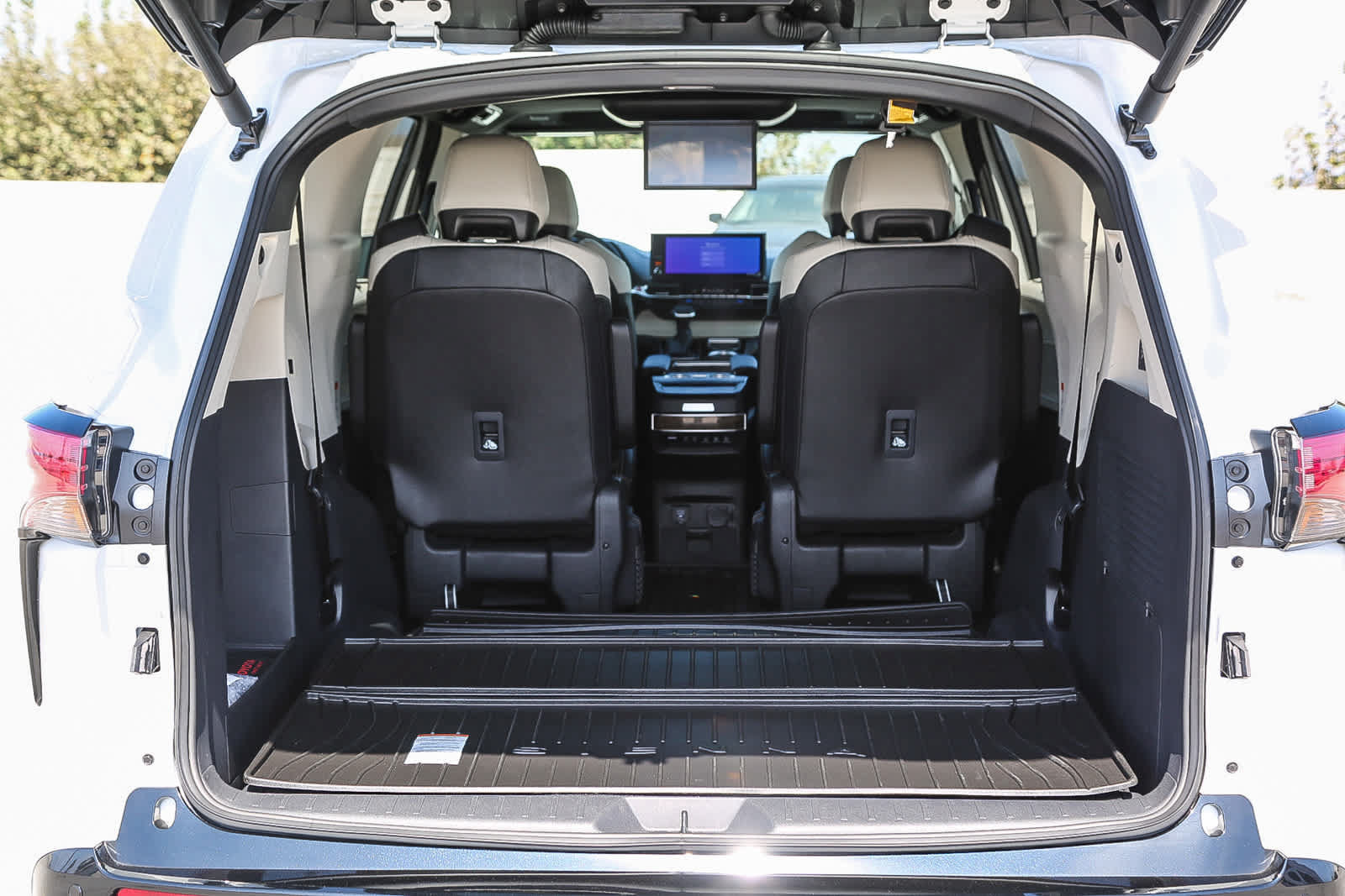 Used 2026 Toyota Sienna Platinum AWD/4WD image 27