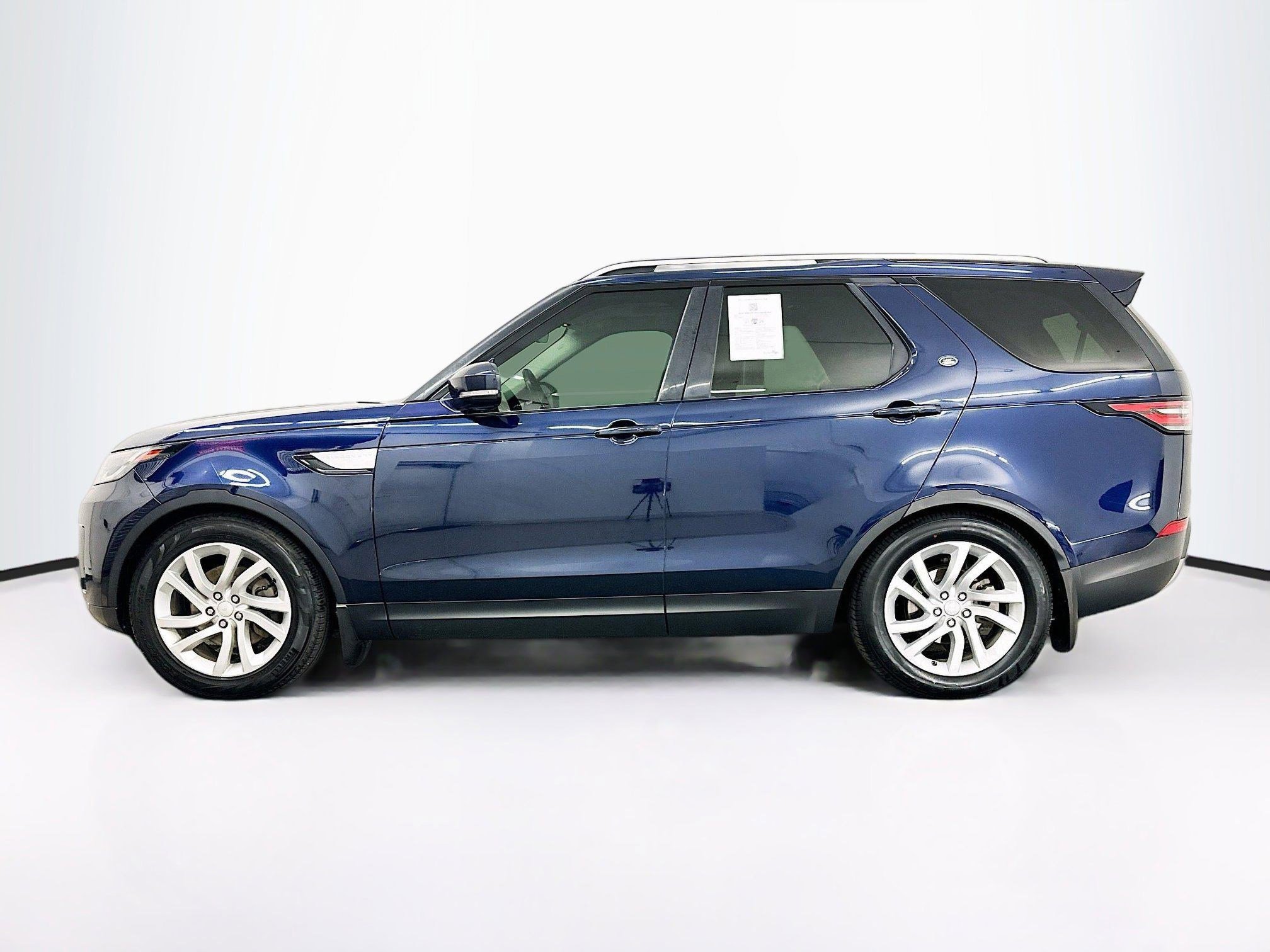 Used 2018 Land Rover Discovery HSE AWD/4WD image 2
