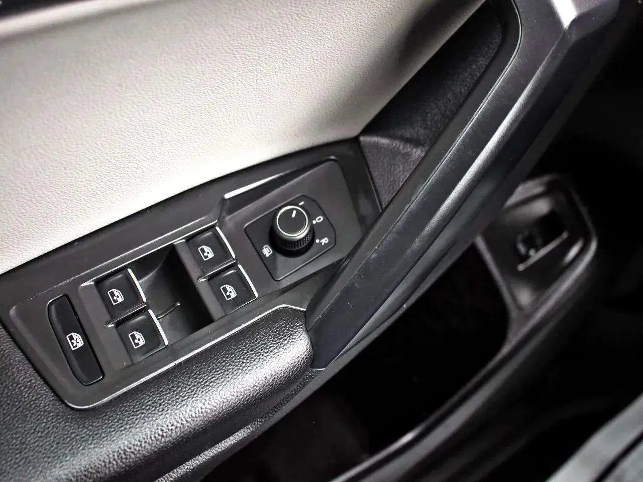 Used 2021 Volkswagen Tiguan SEL FWD image 40