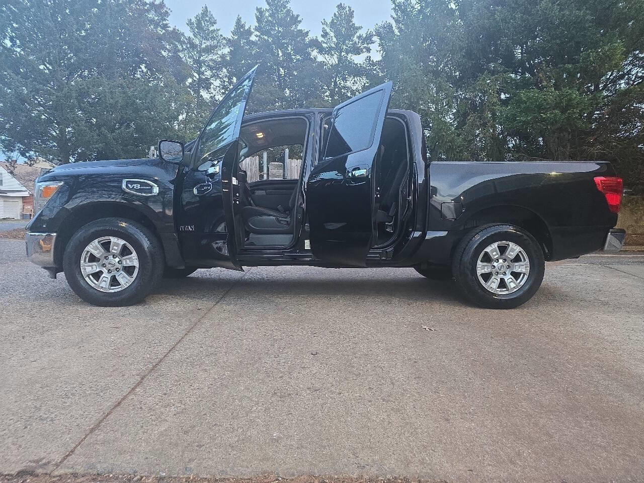 Used 2017 Nissan Titan SV image 3