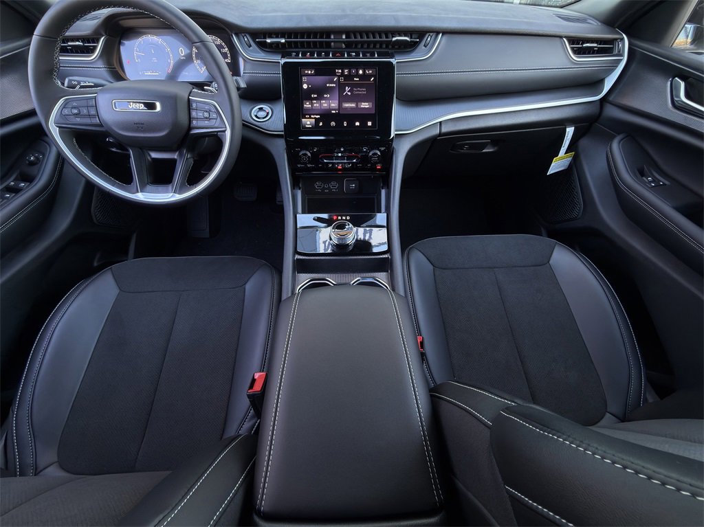 New 2025 Jeep Grand Cherokee Altitude image 10