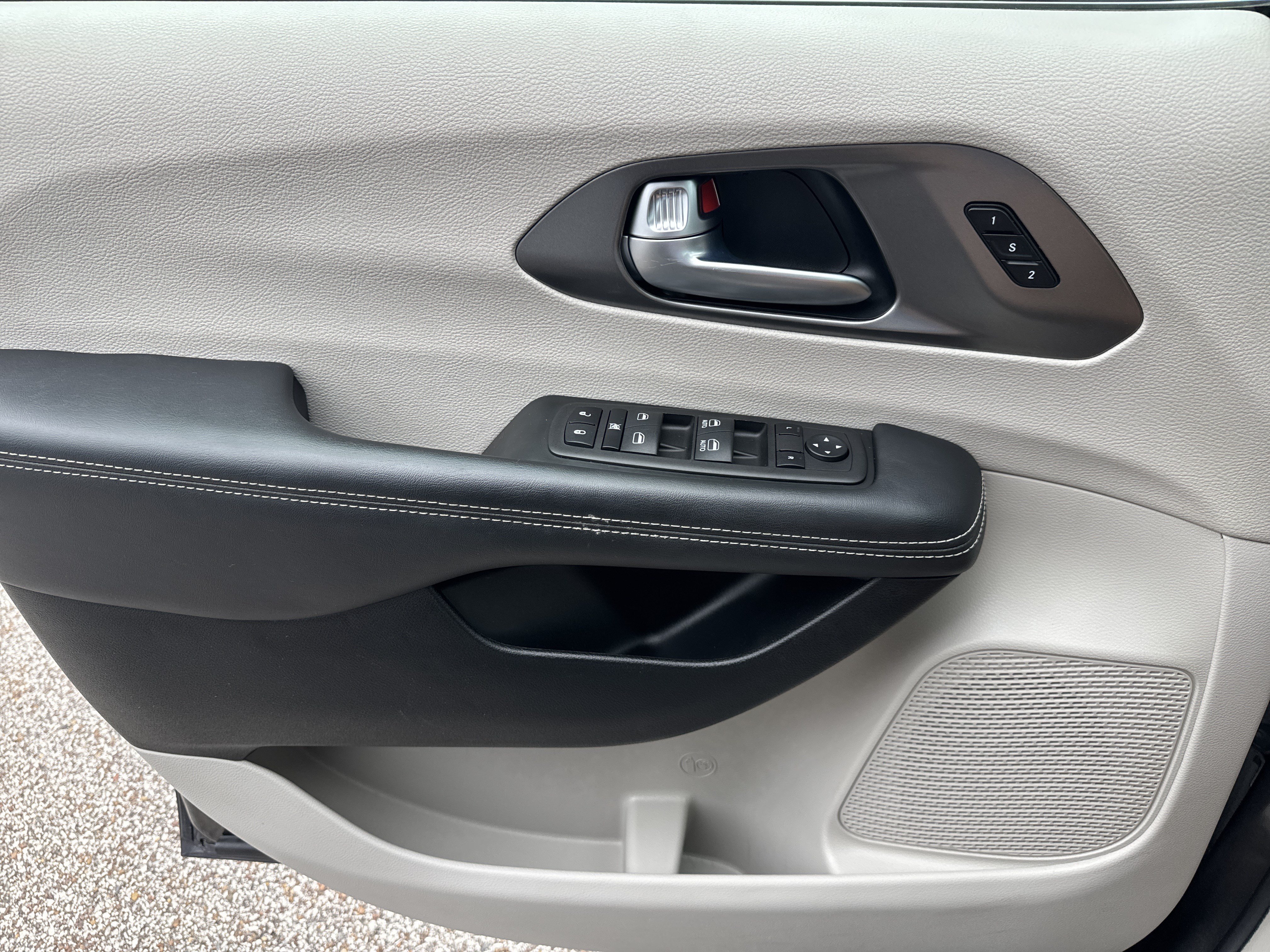 Used 2023 Chrysler Pacifica Touring-L FWD image 14