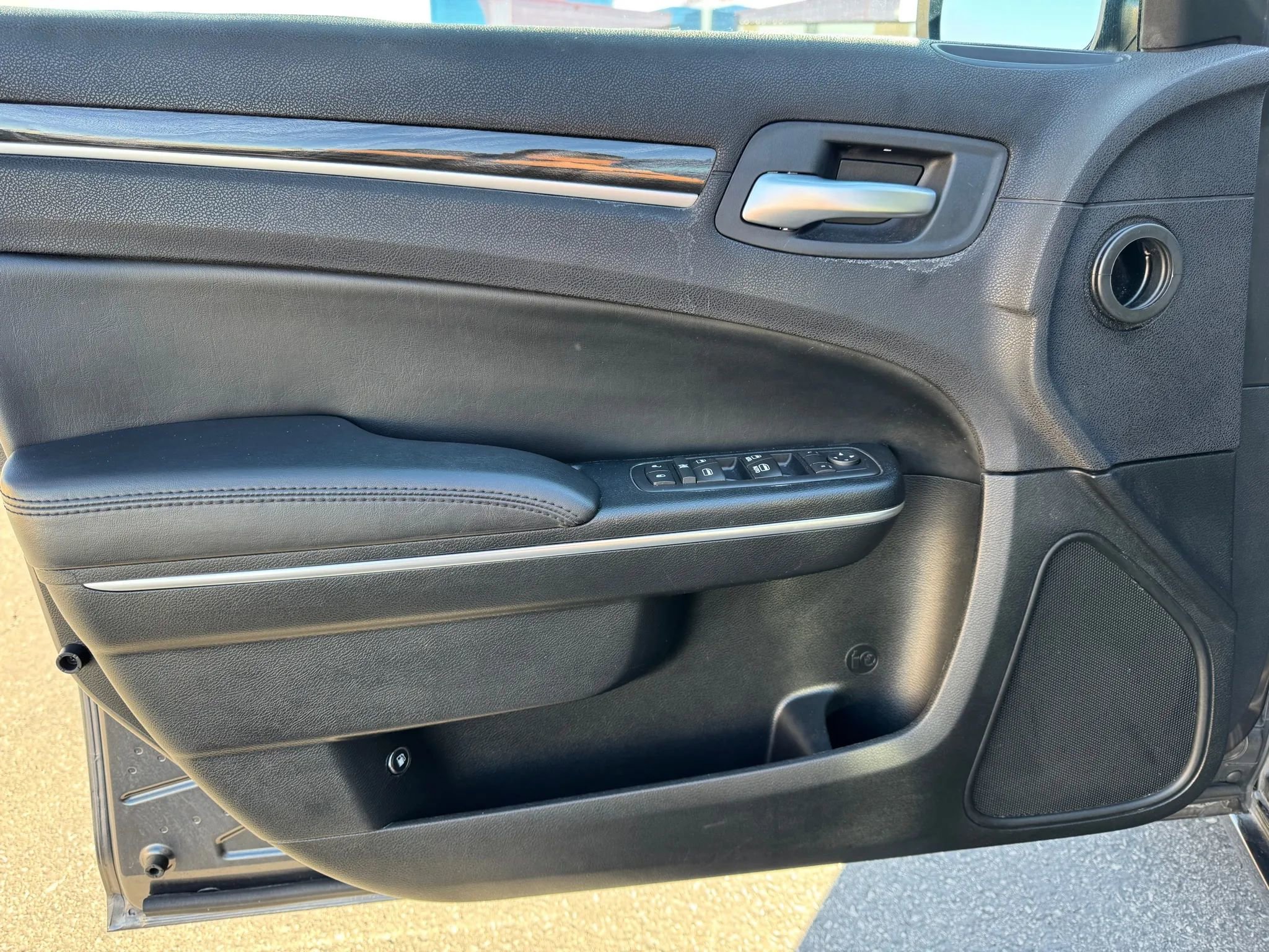 Used 2017 Chrysler 300 Limited image 13