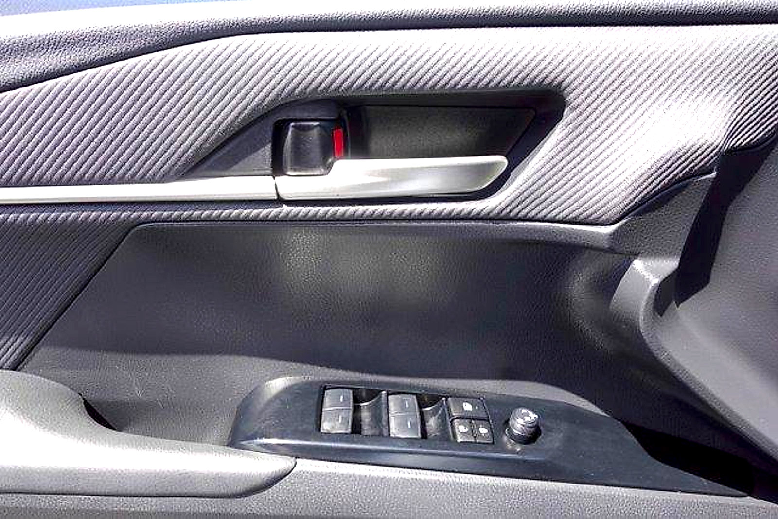 Used 2025 Toyota Camry SE w/ Multimedia Upgrade Package FWD image 11