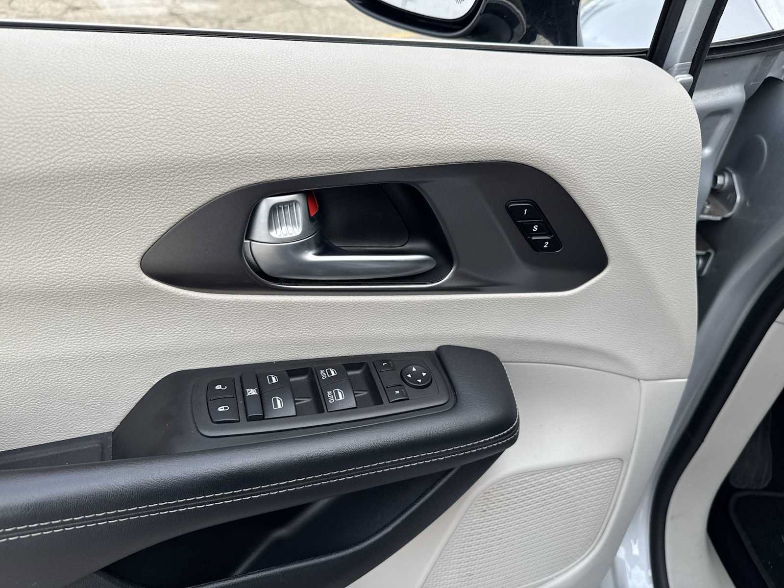 Used 2024 Chrysler Pacifica Touring-L FWD image 12