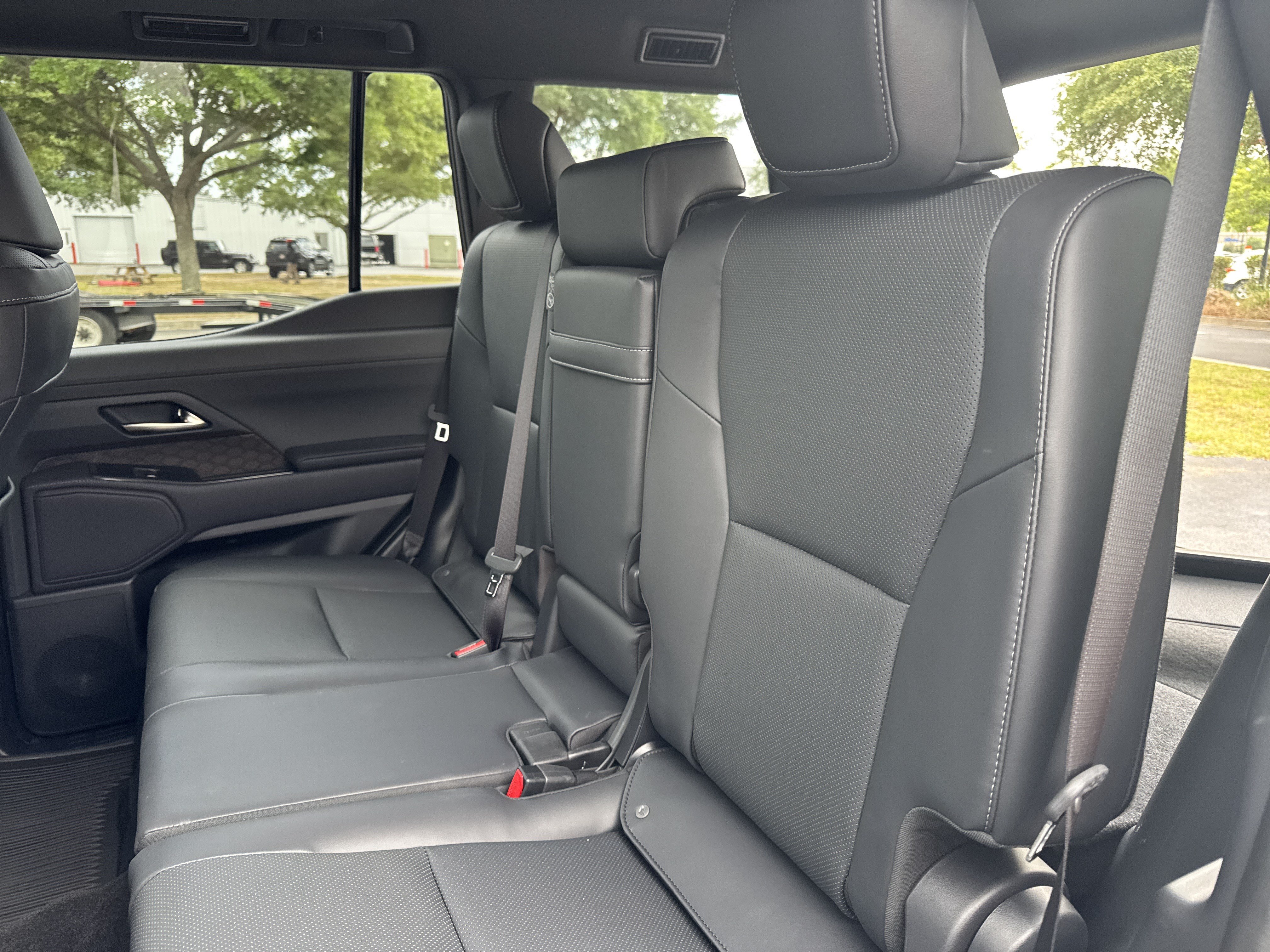 Used 2025 Lexus GX 550 w/ Accessory Package (2T) AWD/4WD image 32