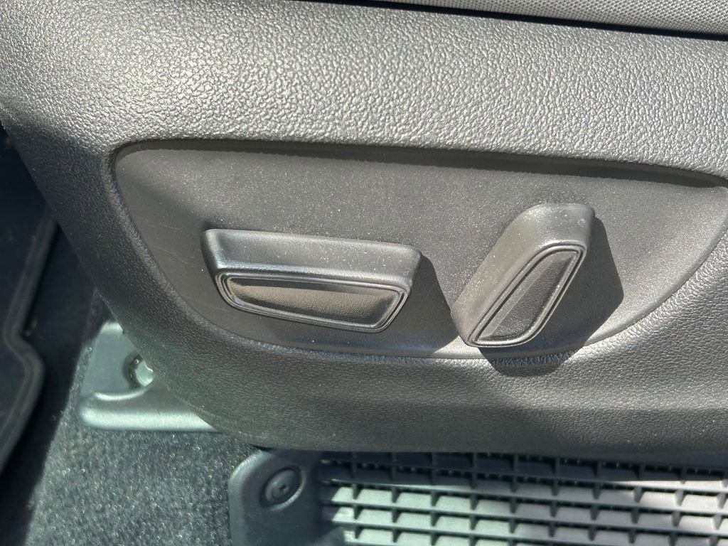 Used 2025 Toyota Sienna LE image 24