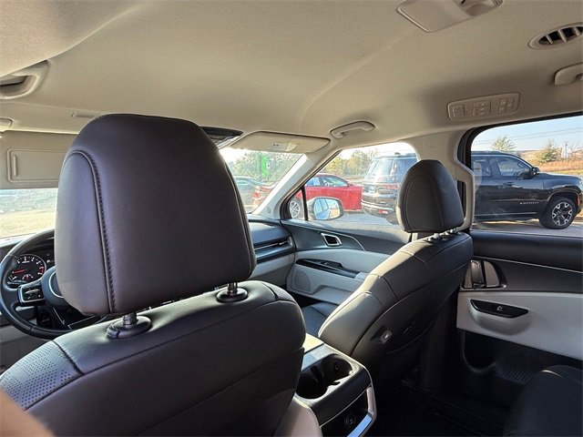 Used 2024 Kia Carnival LX image 27