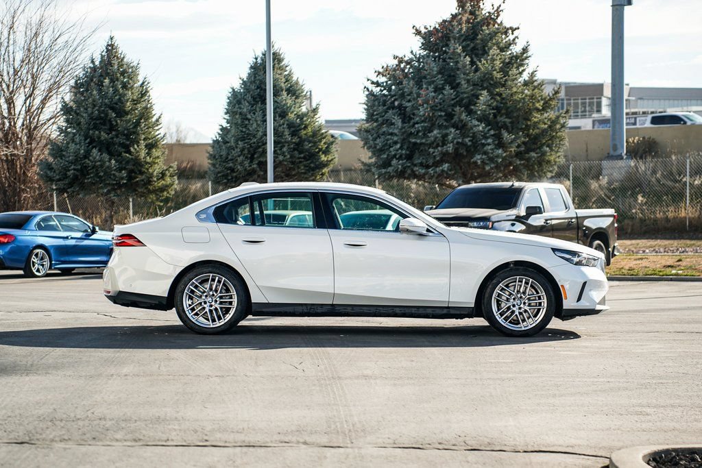 Used 2025 BMW 530i xDrive w/ Premium Package AWD/4WD image 4
