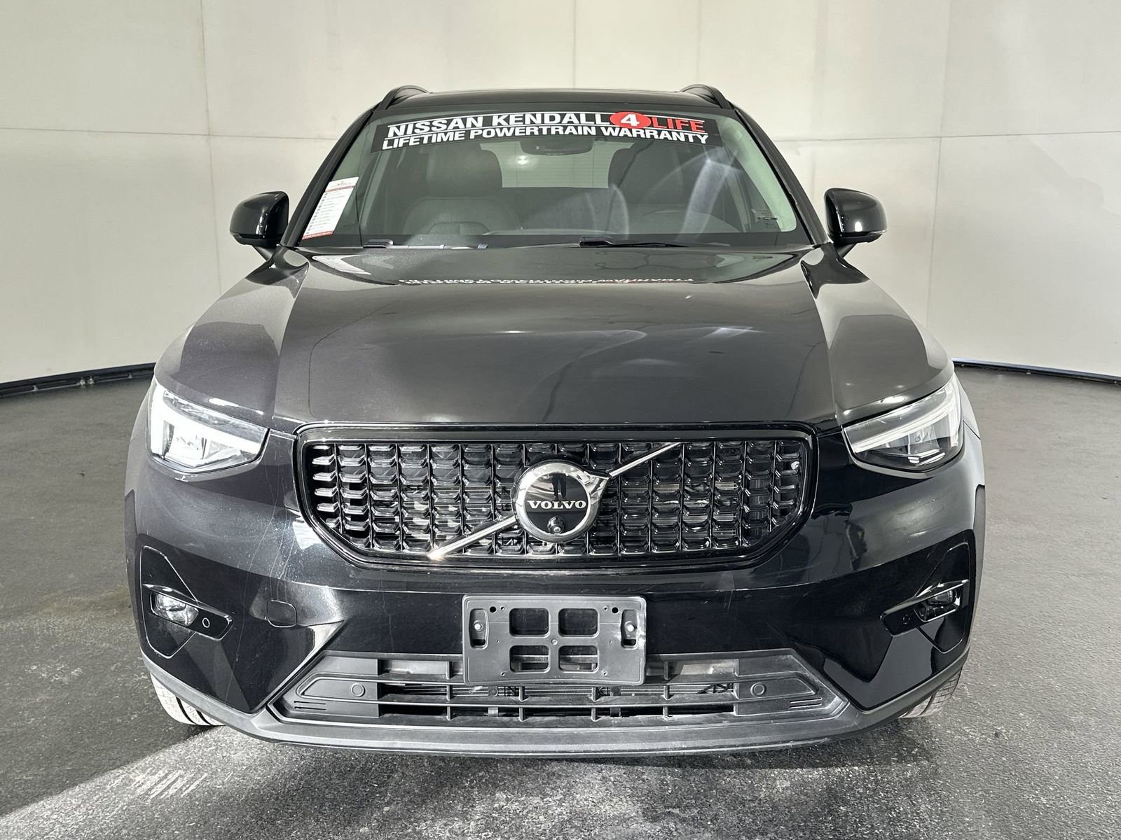 Used 2025 Volvo XC40 B5 Plus image 3
