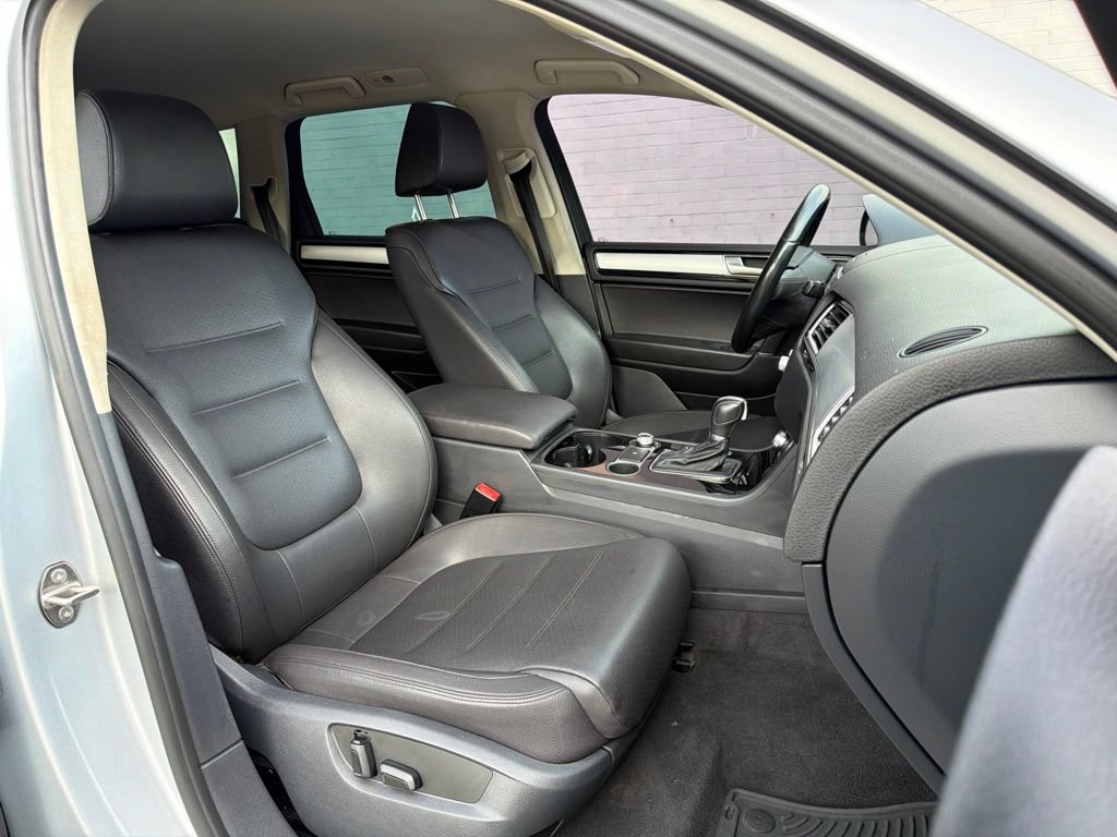Used 2016 Volkswagen Touareg TDI w/ Technology Pkg AWD/4WD image 13