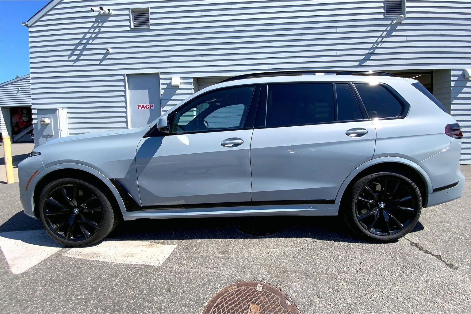 Used 2024 BMW X7 xDrive40i w/ M Sport Package AWD/4WD image 2
