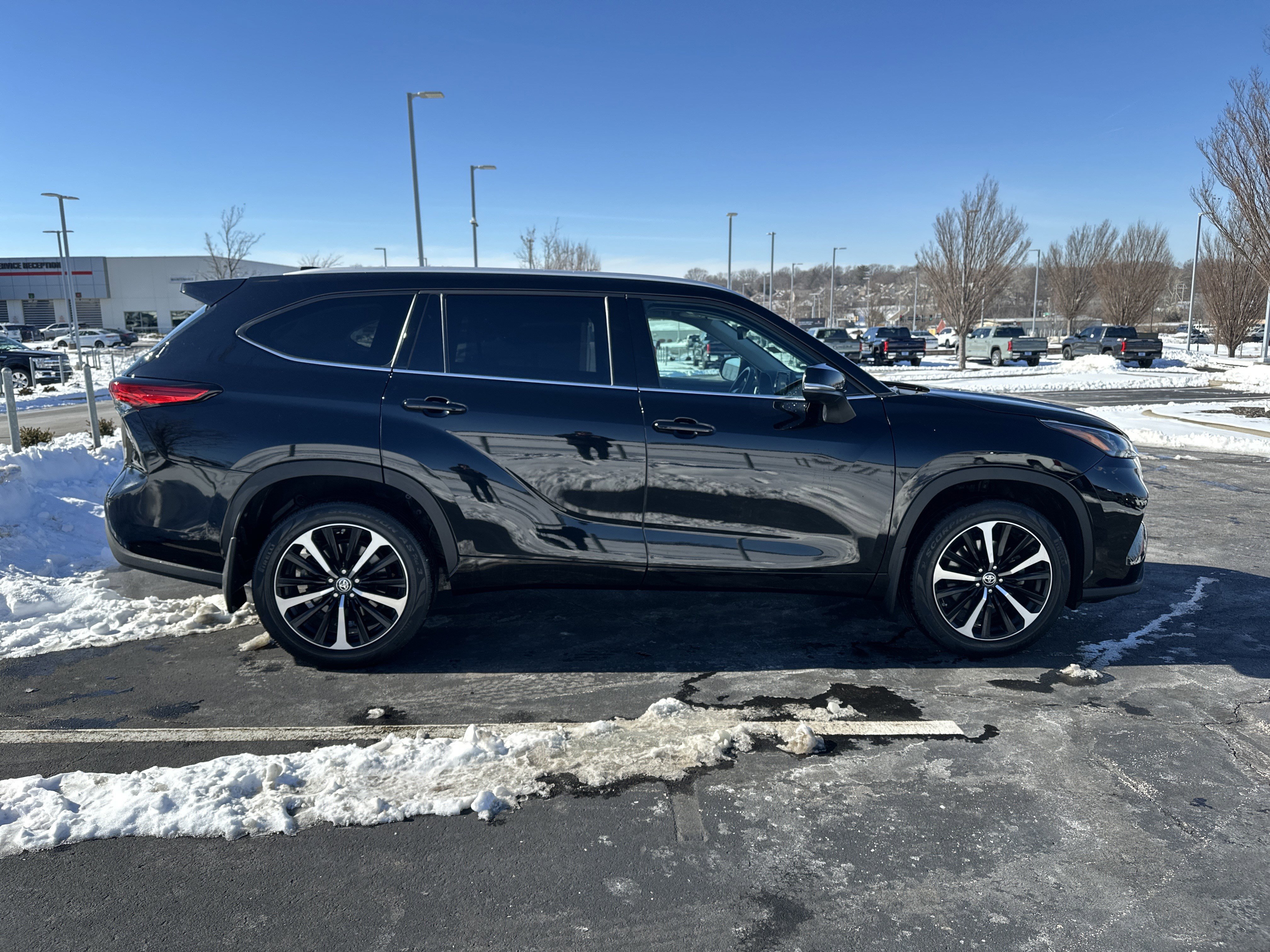 Used 2022 Toyota Highlander XLE image 11
