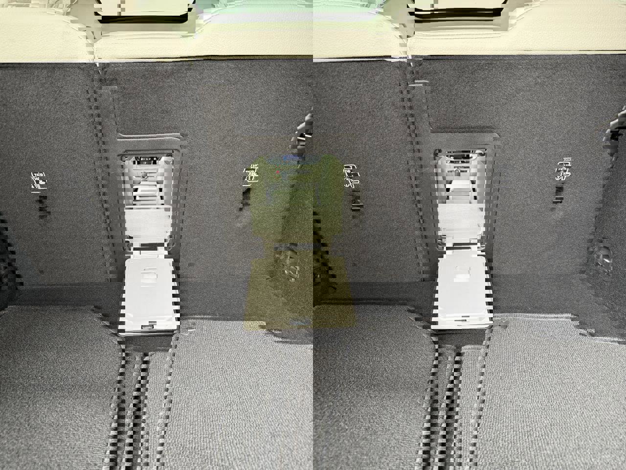 Used 2024 Volvo V60 B5 Cross Country Plus image 37