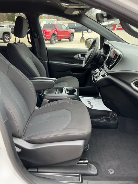 Used 2023 Chrysler Pacifica Touring FWD image 11