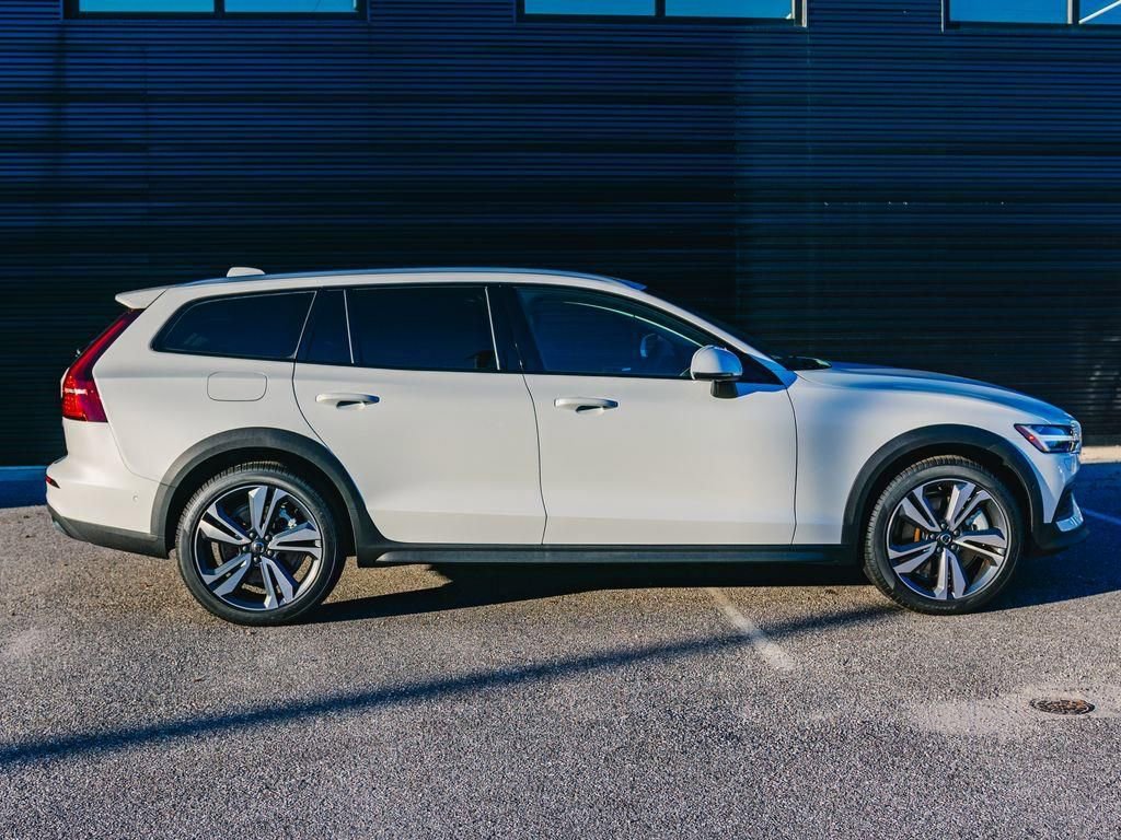 New 2025 Volvo V60 B5 Cross Country Plus w/ Protection Package Premier AWD/4WD image 8