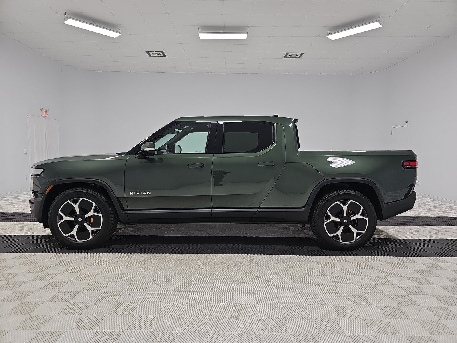 Used 2022 Rivian R1T Adventure AWD/4WD image 2