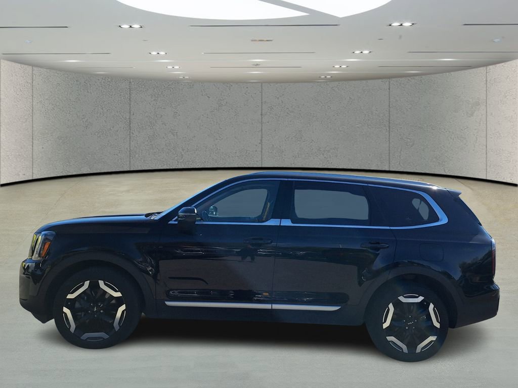Used 2023 Kia Telluride EX w/ EX Captain's Chair Package image 2