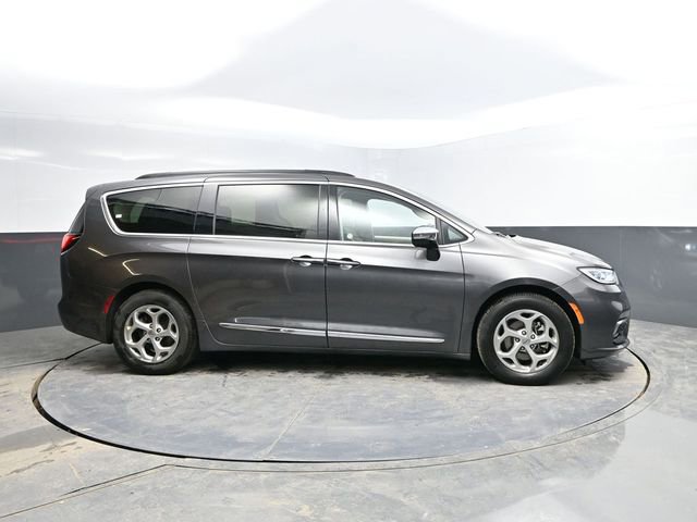 Used 2023 Chrysler Pacifica Limited FWD image 12