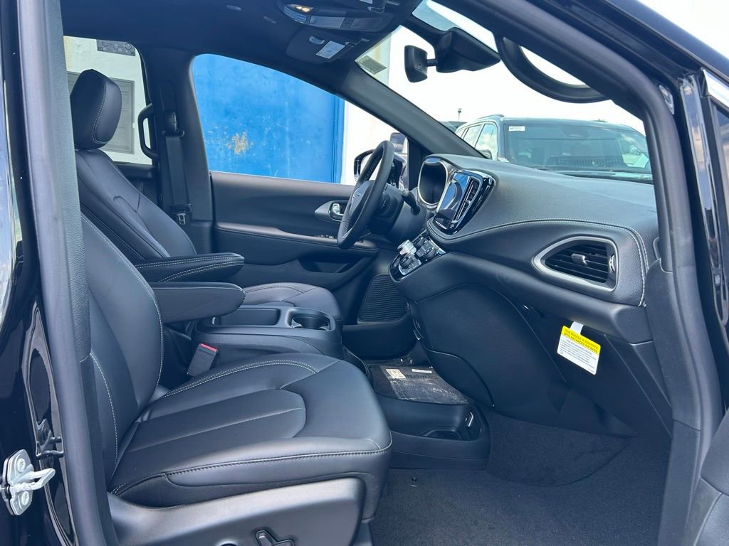 New 2025 Chrysler Pacifica Select w/ Uconnect Theater Family Group image 22