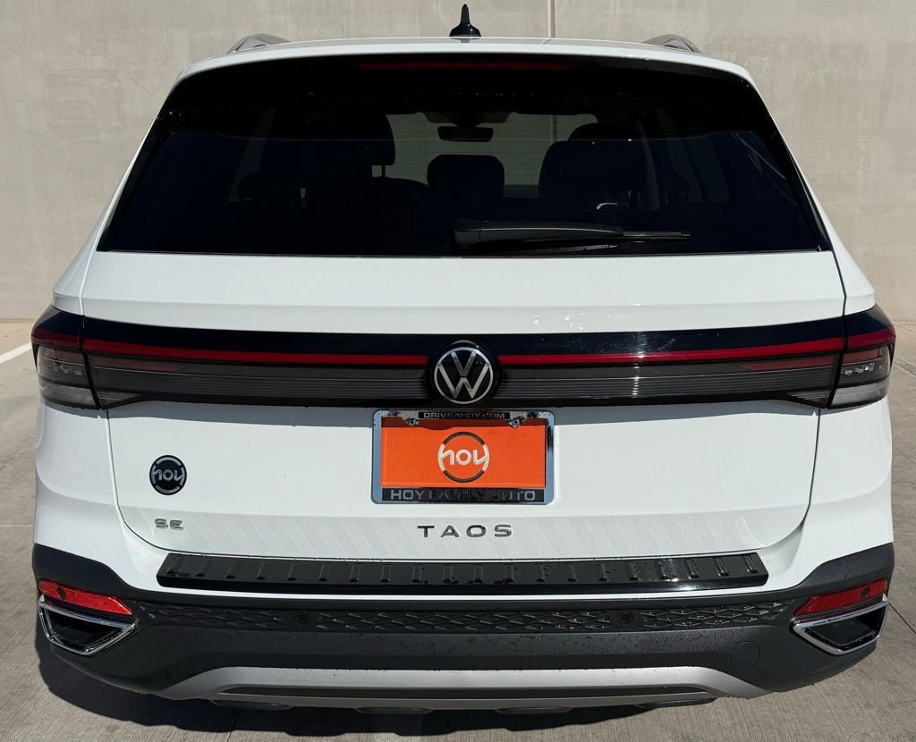 Certified 2025 Volkswagen Taos SE image 4