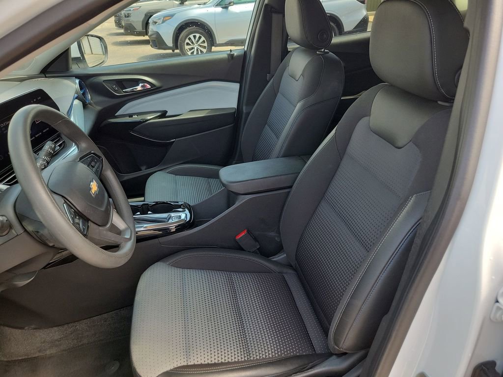 Used 2025 Chevrolet Trax LT FWD image 16