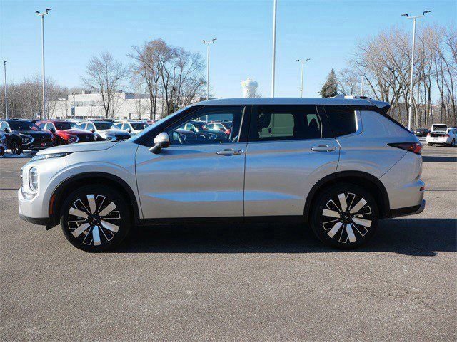 Used 2025 Mitsubishi Outlander SE image 4