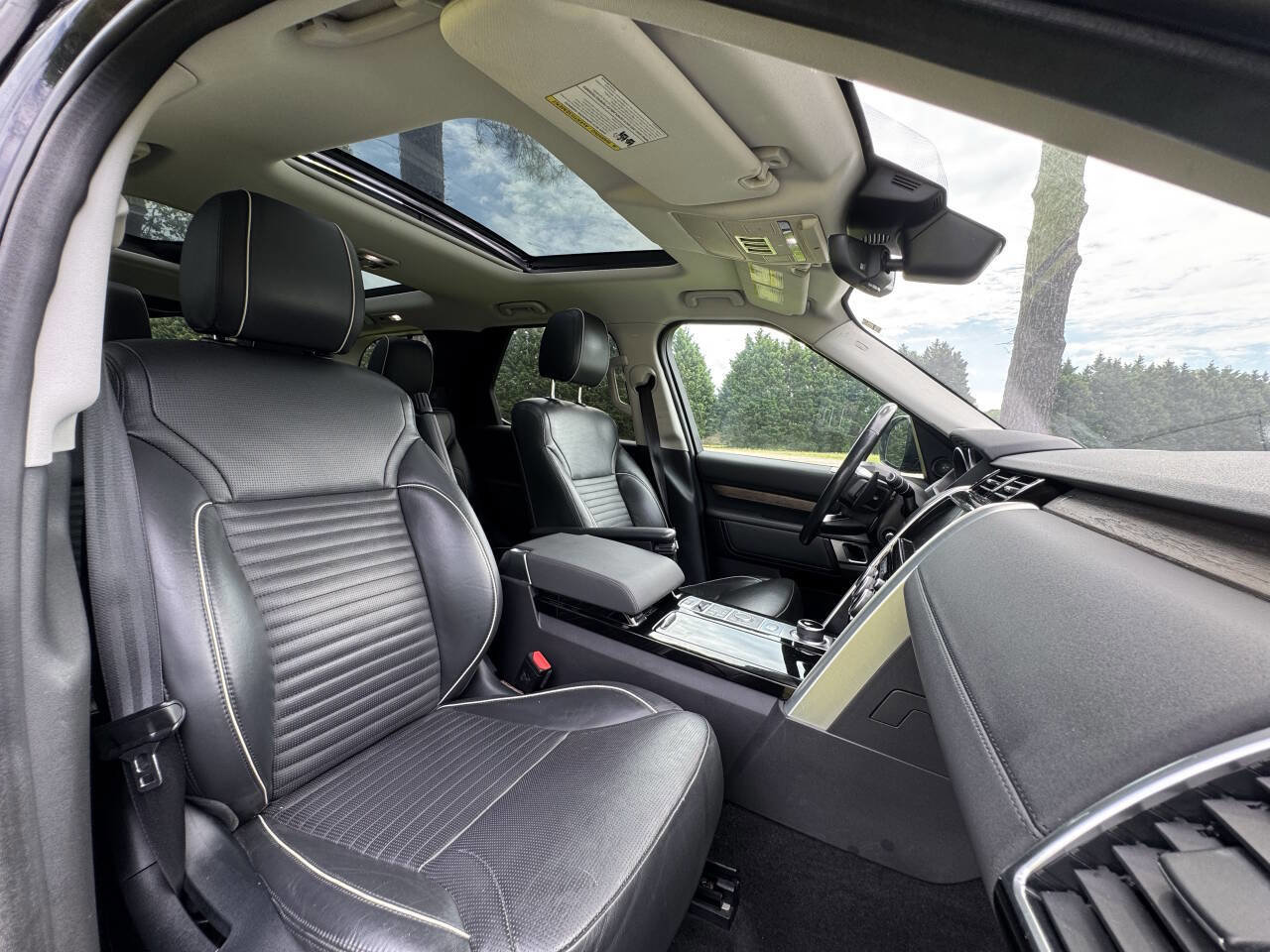 Used 2017 Land Rover Discovery HSE AWD/4WD image 16