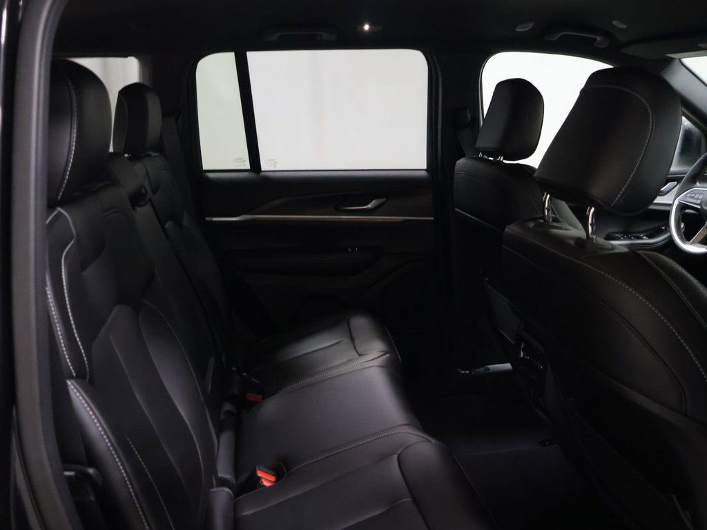 New 2025 Jeep Grand Cherokee Limited w/ Black Appearance Package image 16