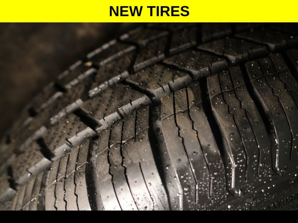 Used 2022 Chevrolet Equinox RS w/ LPO, Floor Liner Package image 5