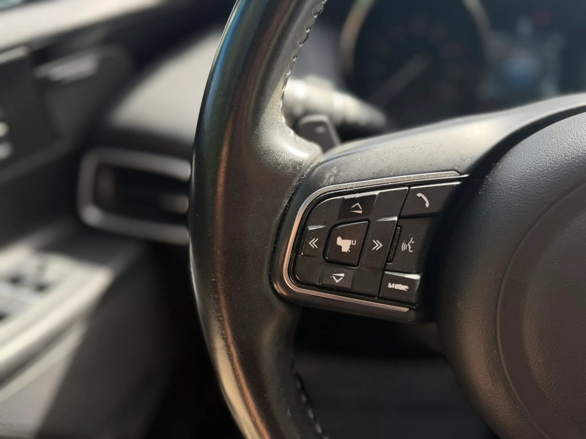 Used 2019 Jaguar XE Premium image 25