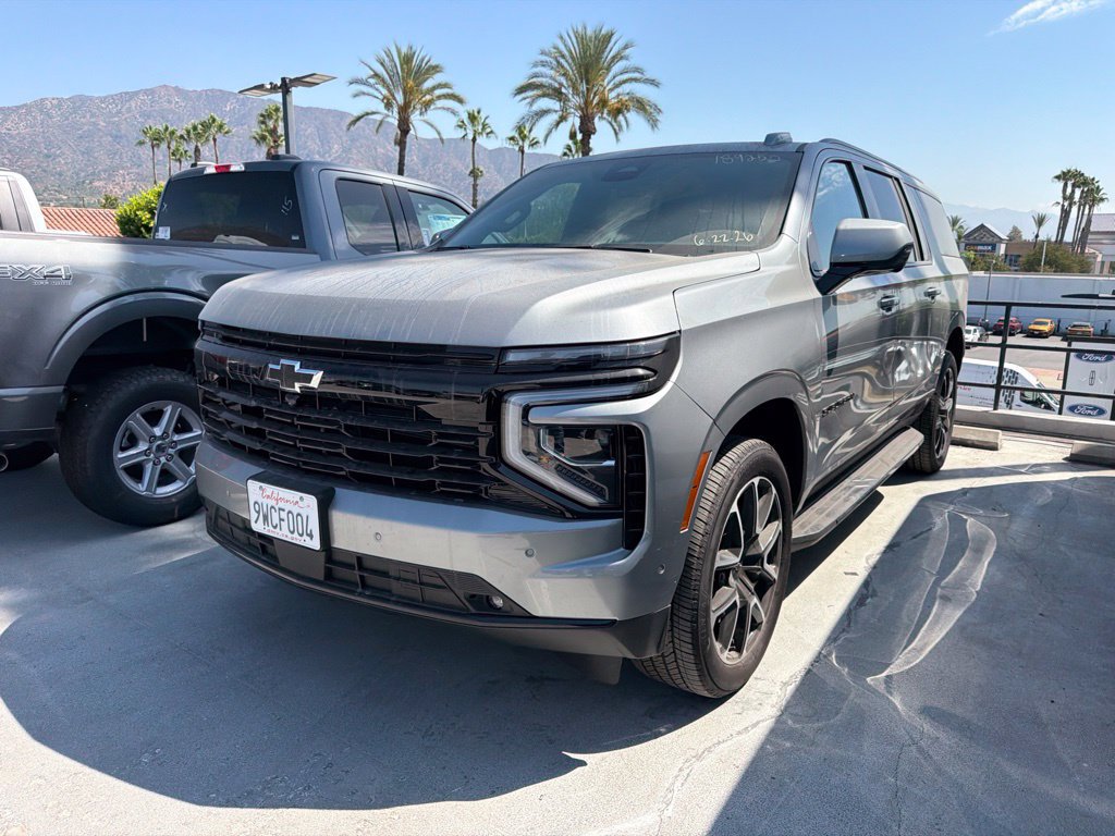 Used 2026 Chevrolet Suburban RST RWD image 3