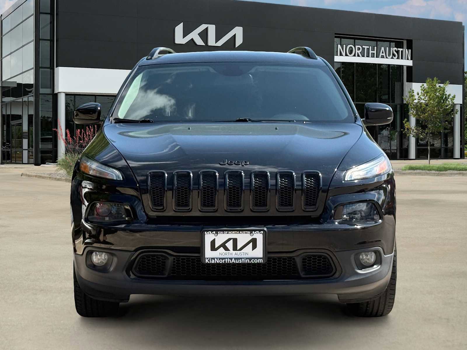 Used 2018 Jeep Cherokee Latitude w/ Altitude Package FWD image 2
