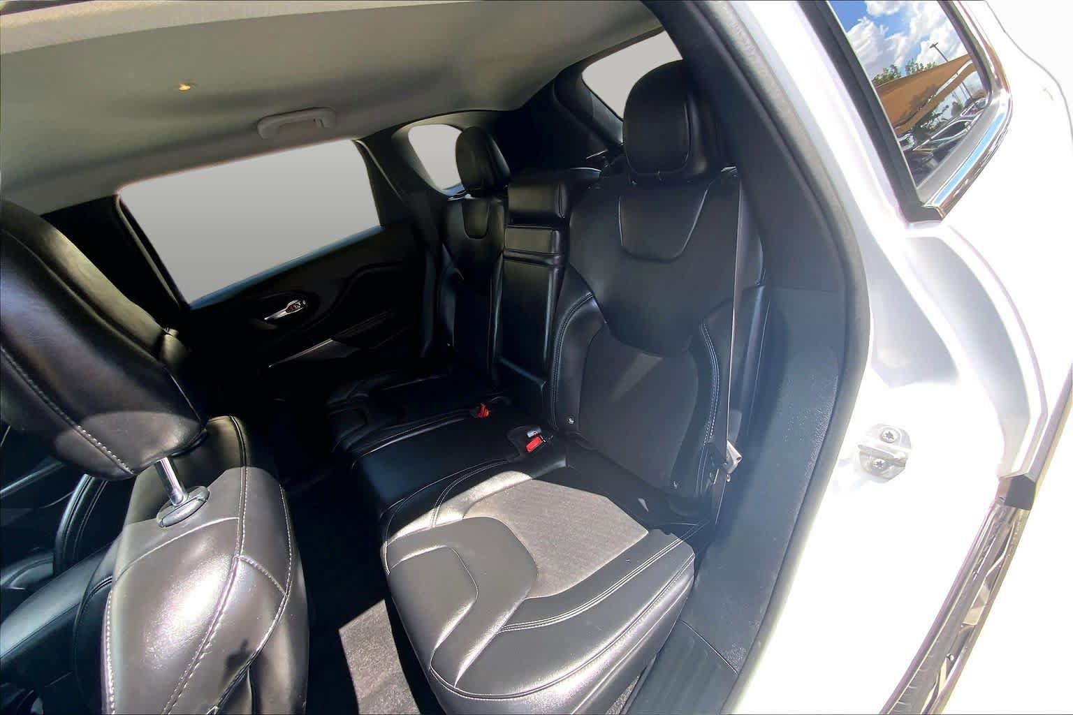 Used 2019 Jeep Cherokee Latitude Plus FWD image 21