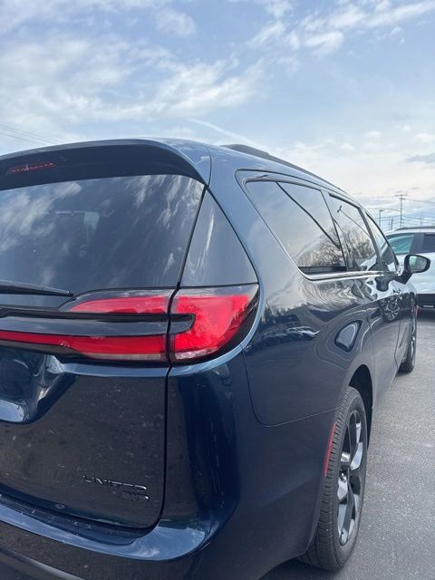 Used 2023 Chrysler Pacifica Limited w/ Uconnect Theater Family Group AWD/4WD image 9