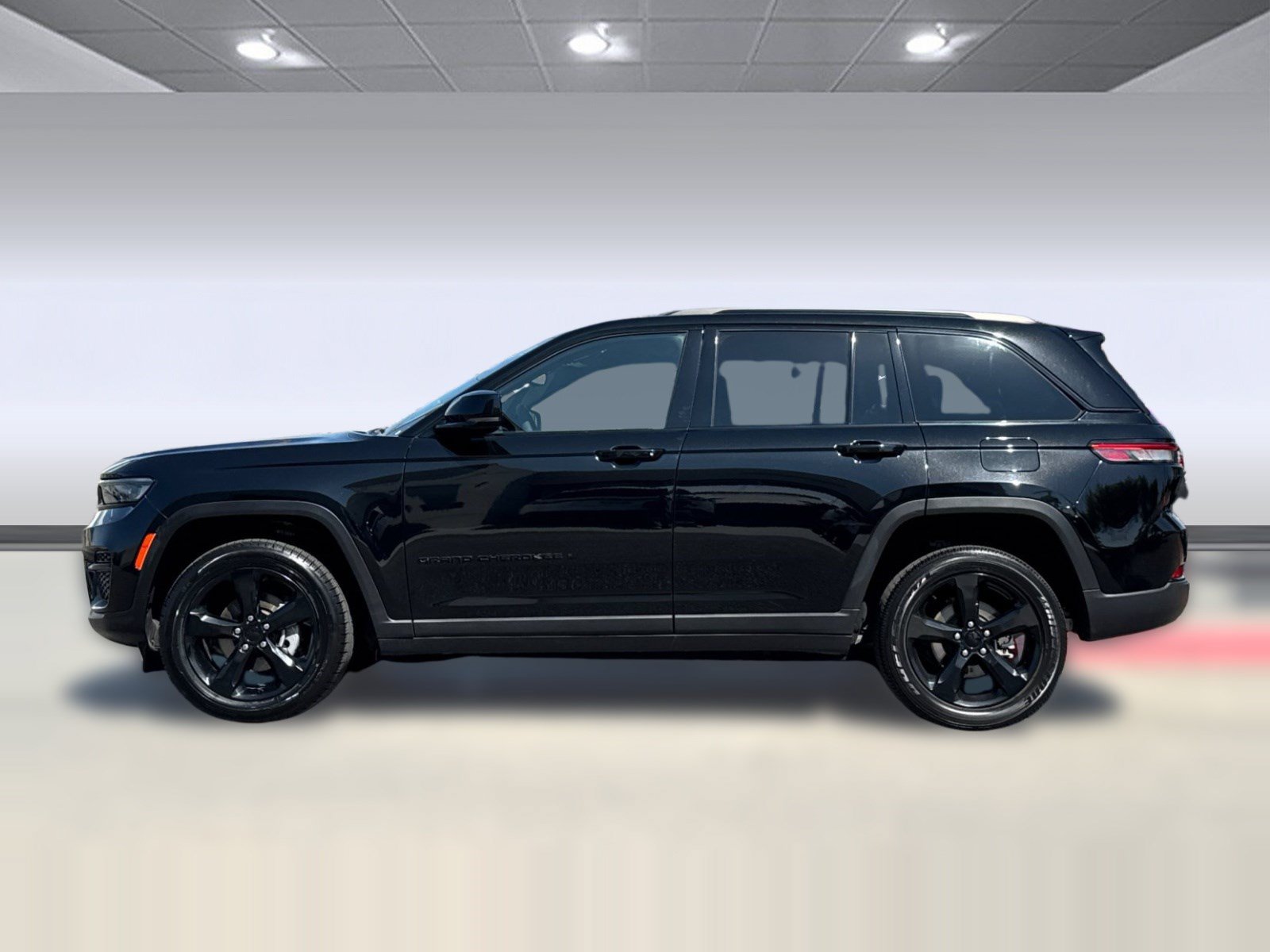 Used 2023 Jeep Grand Cherokee Altitude AWD/4WD image 2