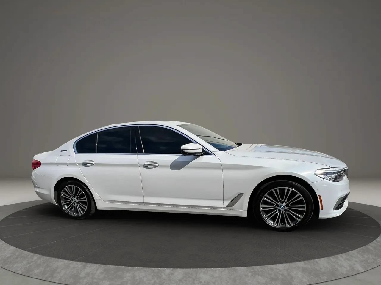 Used 2018 BMW 530e xDrive w/ Premium Package 2 AWD/4WD image 4