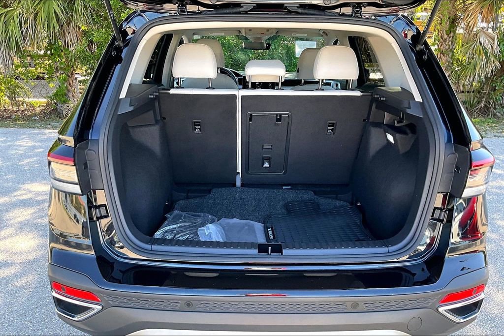 Certified 2025 Volkswagen Taos SE w/ Panoramic Sunroof Package image 15