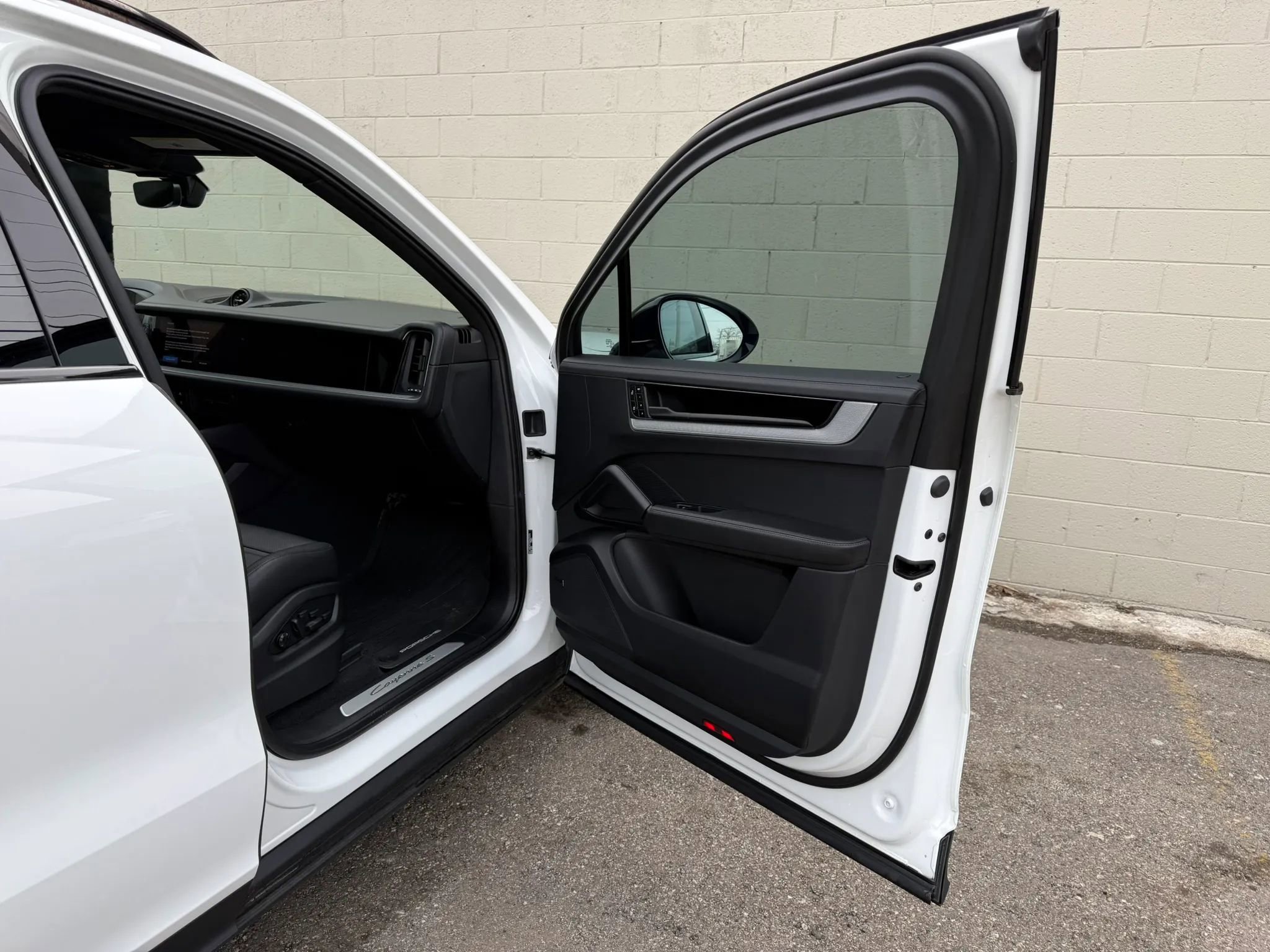 Used 2025 Porsche Cayenne S w/ Premium Package Plus image 33