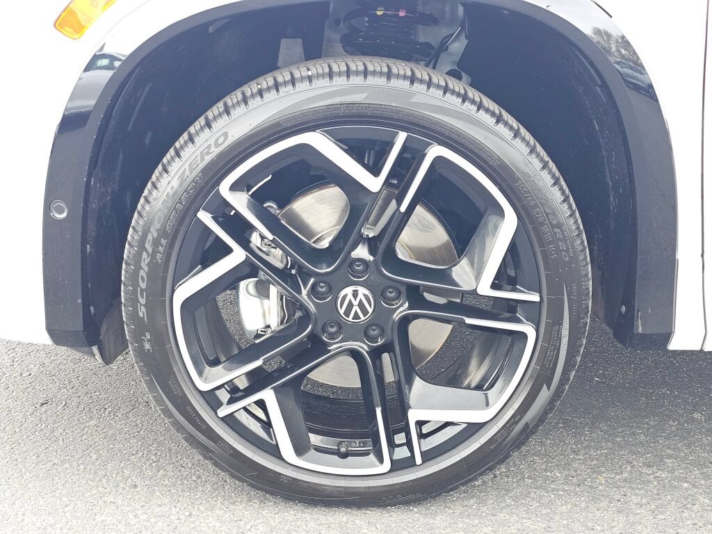 Certified 2025 Volkswagen Tiguan SEL R-Line AWD/4WD image 8