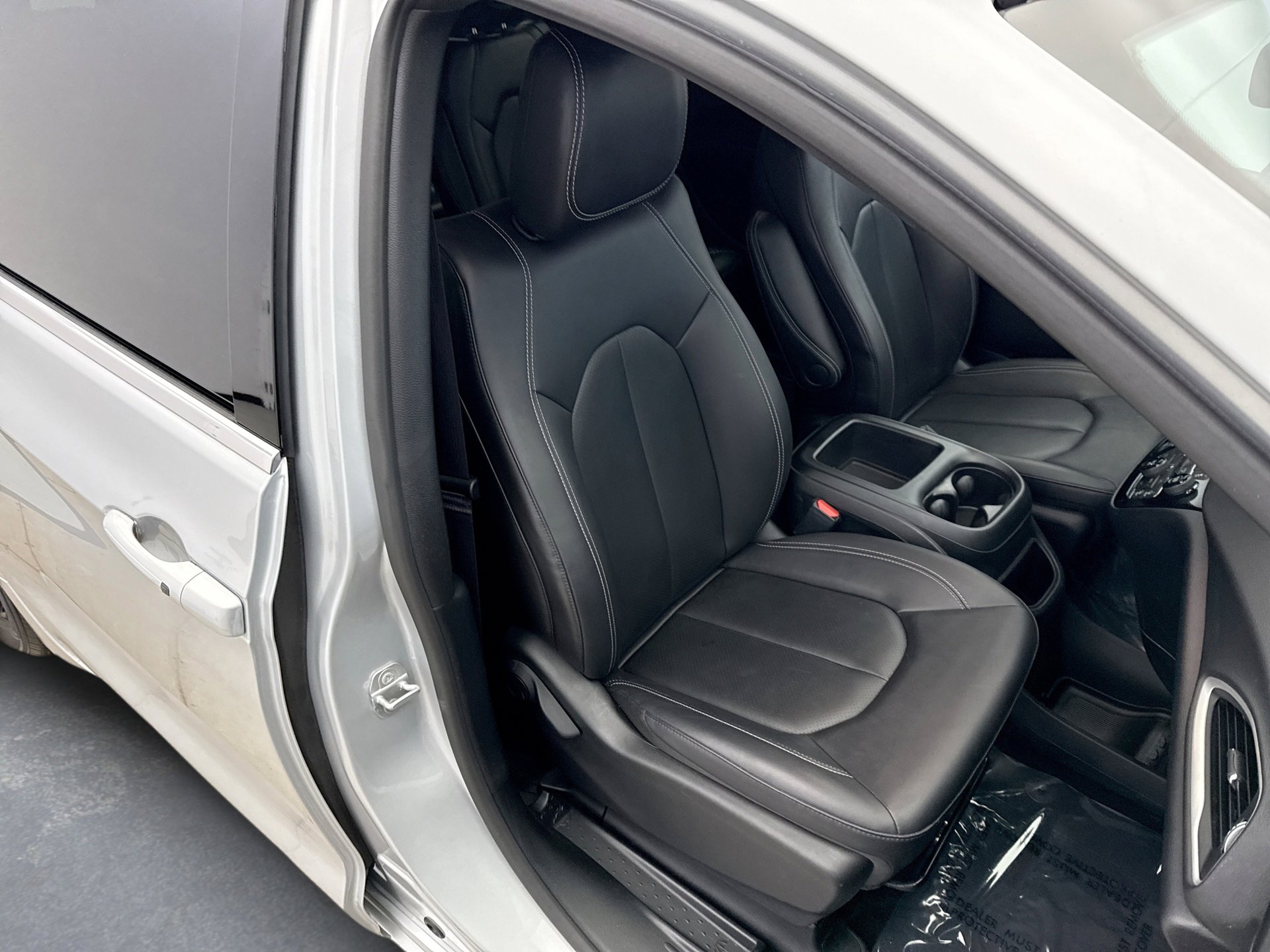 Used 2026 Chrysler Pacifica Select image 16