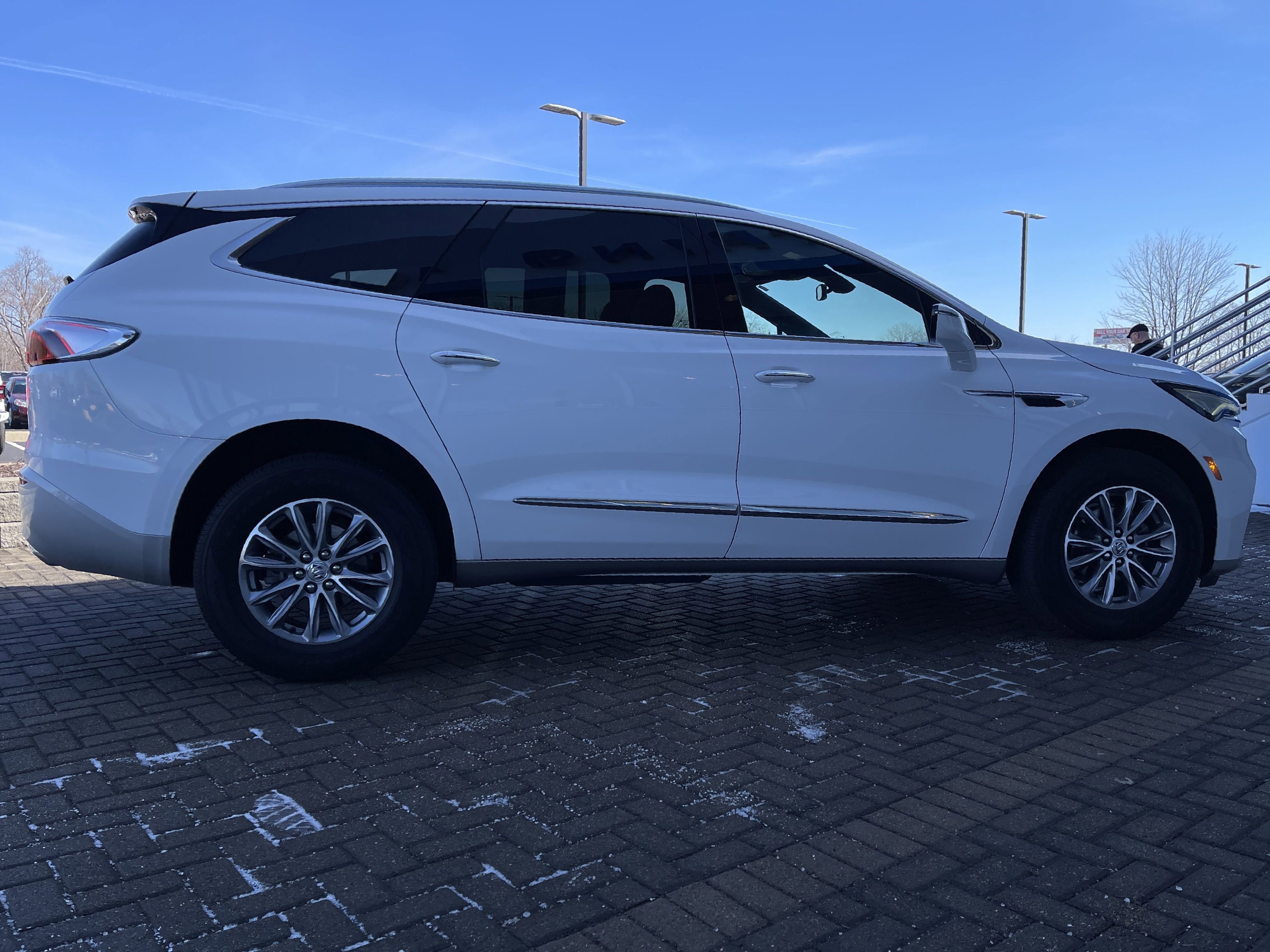 Used 2023 Buick Enclave Essence image 6
