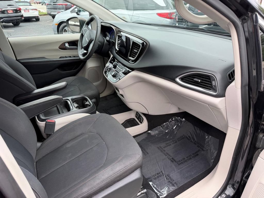 Used 2017 Chrysler Pacifica Touring Plus w/ Tire & Wheel Group FWD image 28